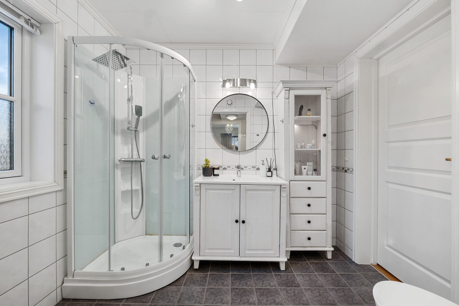 Badet i 1. etasje er flislagt med varmekabler i gulvet. Det tidløse preget følger. Galleribilde