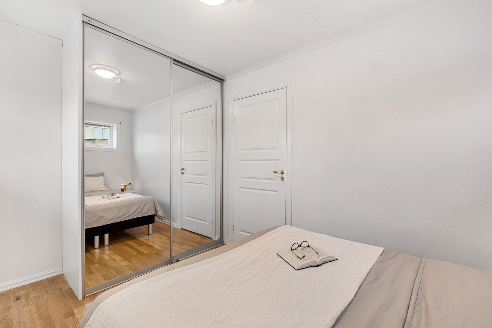 Praktisk garderobeskap. Galleribilde