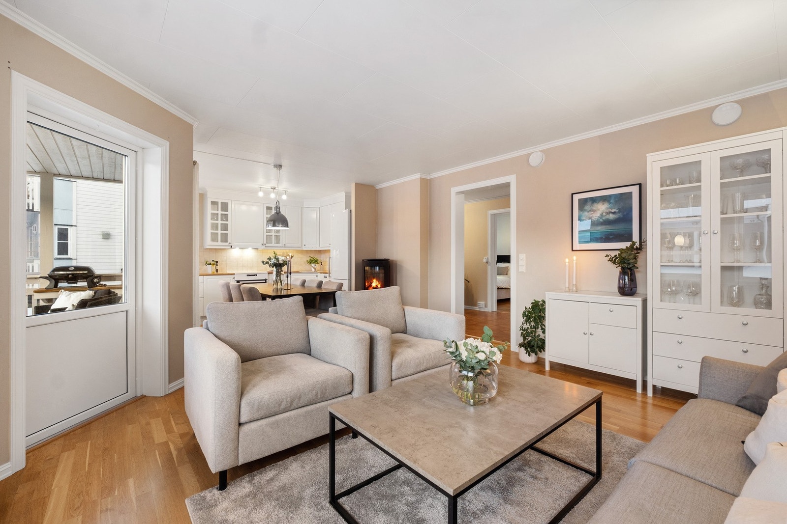 Videre inn møter du stuen som har en praktisk utforming. Gode muligheter for å møblere i naturlige soner. Galleribilde