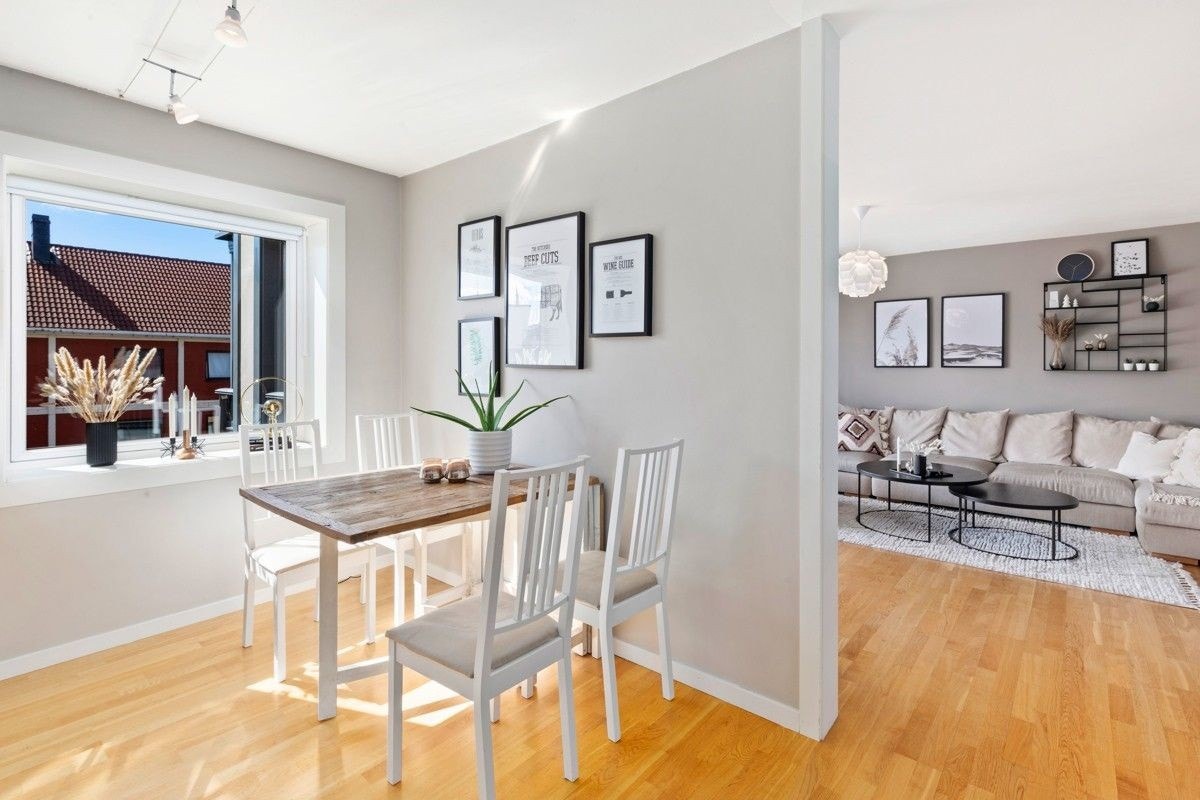 Spisebord på kjøkken. Kjøkken sett mot stue. Galleribilde