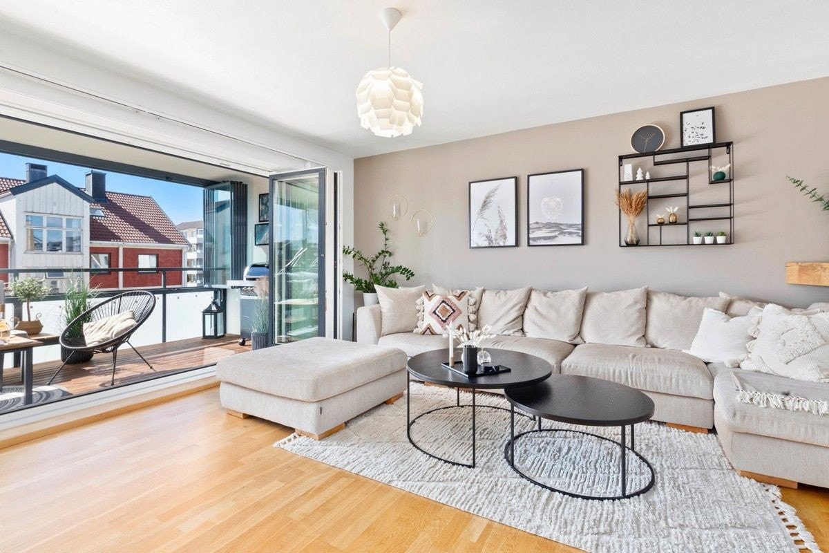 Stue med utgang til solrik innglasset balkon. Praktiske skyvedører ut til balkong Galleribilde