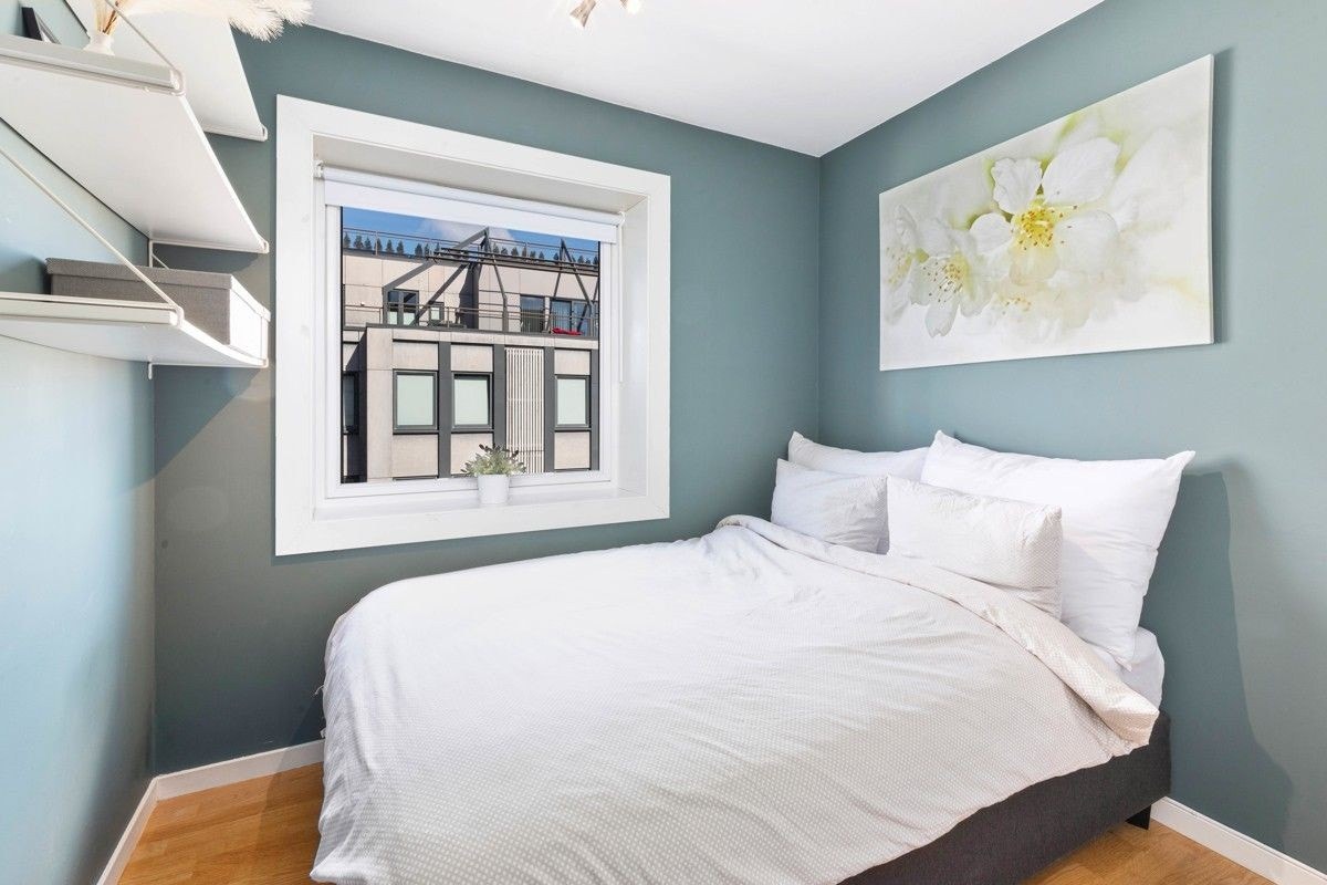 Soverom 2 med god plass til dobbeltseng og skrivebord Galleribilde