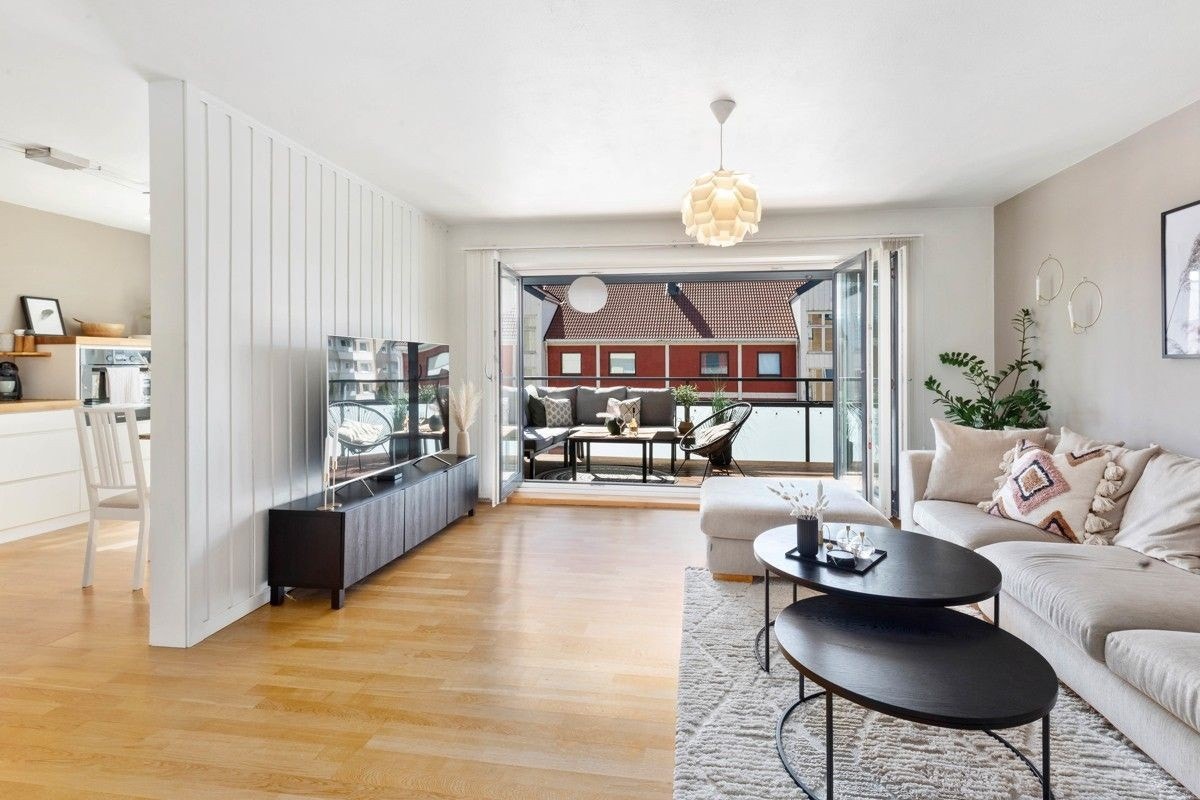 Delikat og romslig 3-roms med solrik innglasset balkong Galleribilde