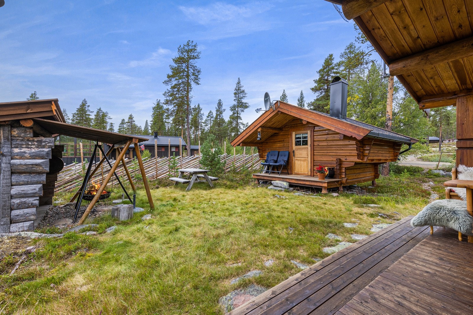 Det koselige tunet på tomten er bygd opp med anneks/ stabbur med gjesterom og en koselig gapahuk med overbygd del for bålpannekos hele året. Galleribilde