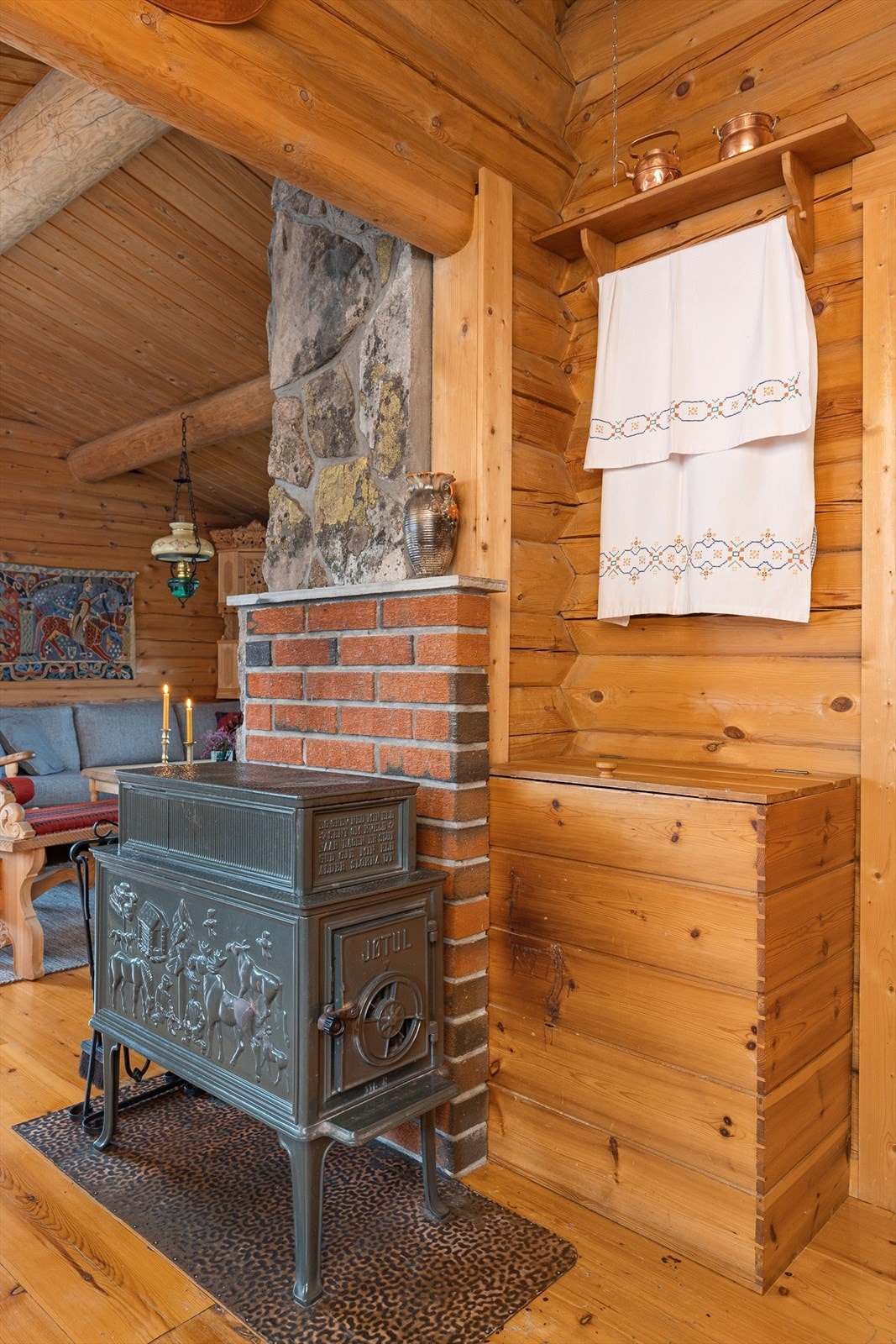 Mellom stue og kjøkken er det plassert en Vedovn slik at den varmer opp stue/?kjøkken og gang. Galleribilde