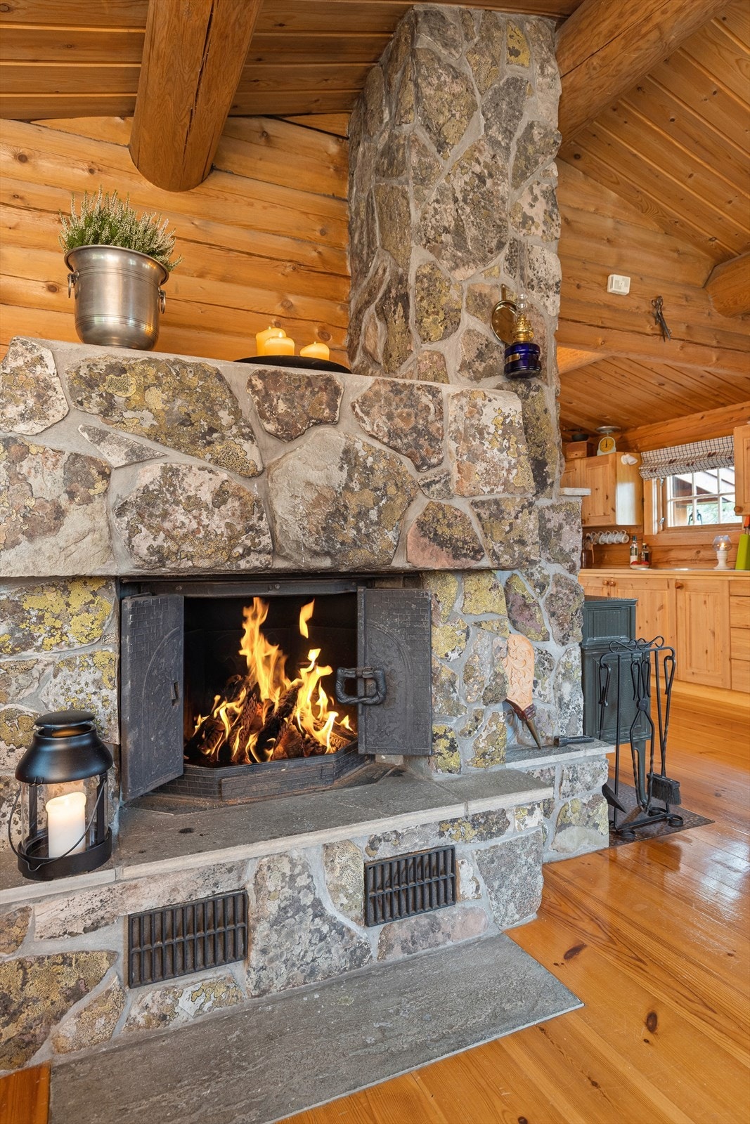 Peisen gir koselig stemning når mørket faller på. I tillegg gir vedovn god varme i hytta. Galleribilde