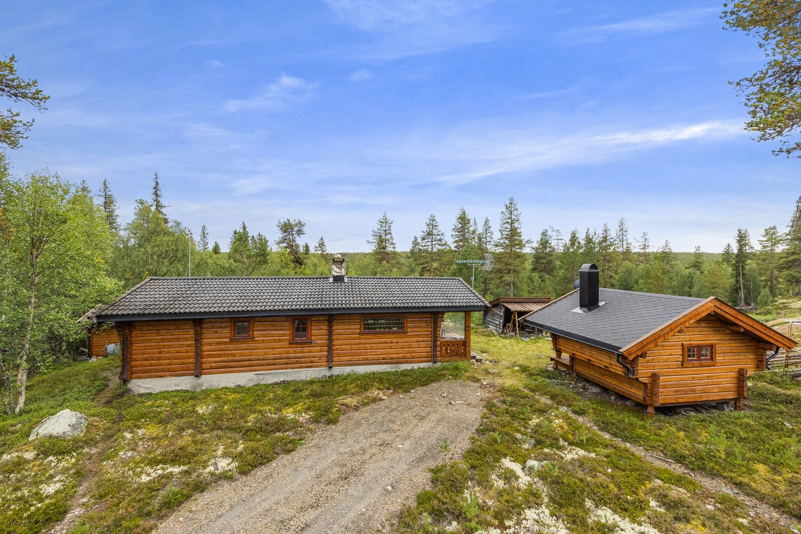 Hytta ligger lunt og fint til med fine turområder nærmest rett utenfor døren. Rendalen er kjent for å være et eldorado for jakt- og fiske så her ligger alt tilrette for den friluftsinteresserte. Både eiendommen og byggene oppleves som velholdte Galleribilde