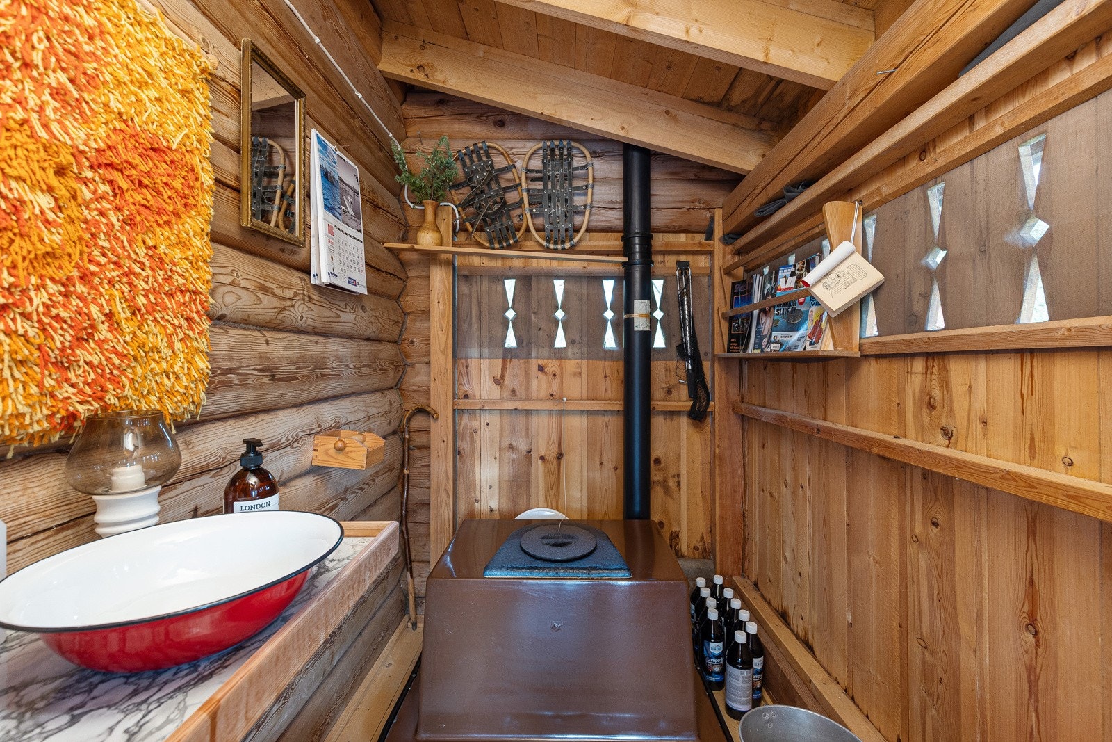 Hyttetoalett tilknyttet overbygd inngangsparti Galleribilde