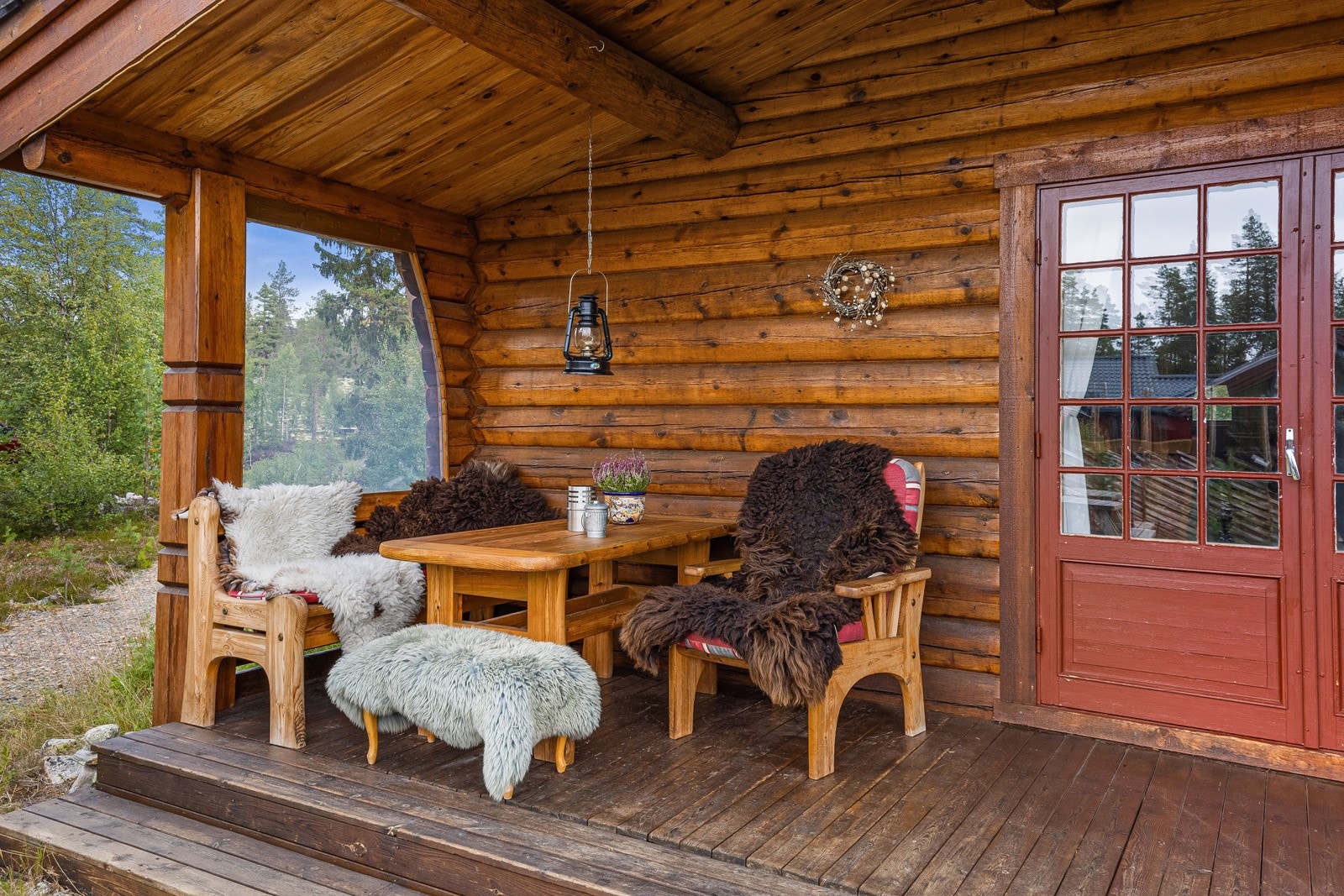 Utenfor stuen er det overbygd terrassedel som gir en fin og lun uteplass. Her kan du kose deg selv om det kommer noen dråper med regn. Galleribilde