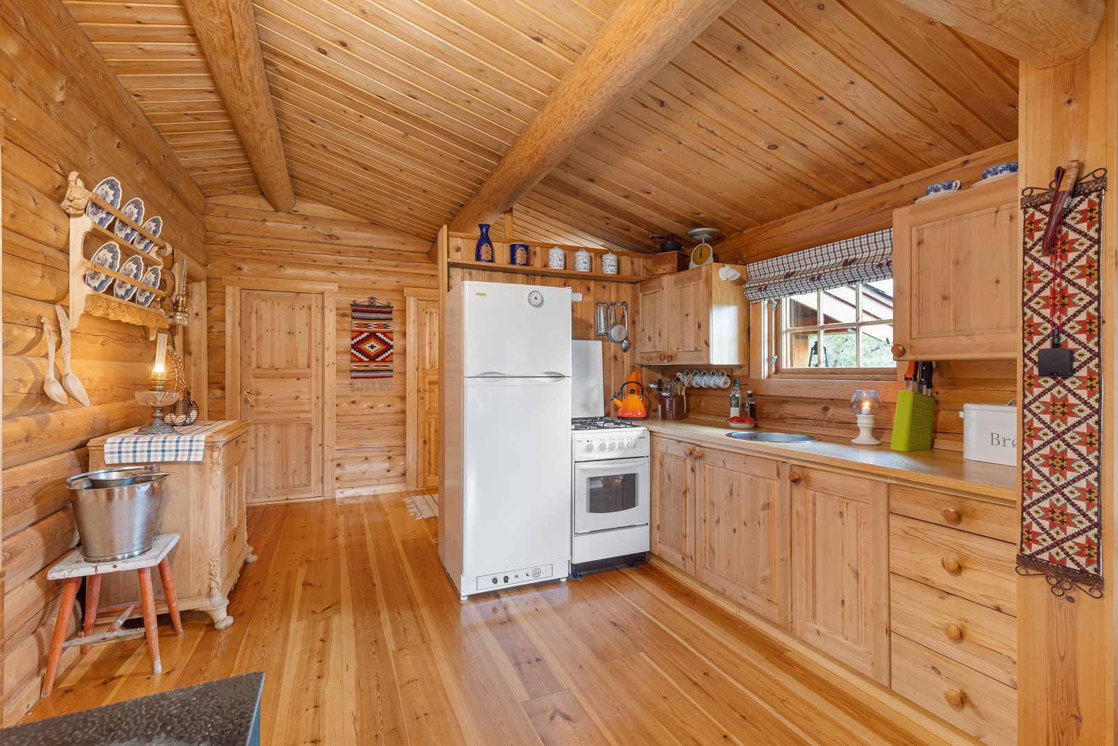 Kjøkkenet har gode løsninger for enkelt å tilberede mat på benkeplatene. Det er gassbasert kjøl- fryseskap og komfyr. Galleribilde