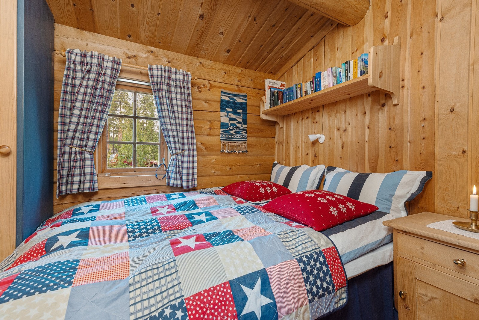 Hytta har 3 soverom - her hovedsoverommet med dobbeltseng og plass for garderobe og nattbord. Galleribilde