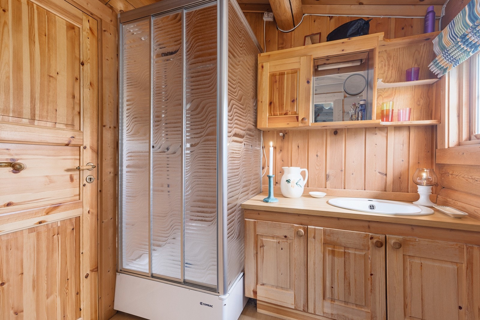 Hytta har et fint sanitærrom med vask i innredning, samt speilskap med belysning fra solcelle over. Dusjkabinett gir mulighet for en dusj etter dagens utflukt. Galleribilde