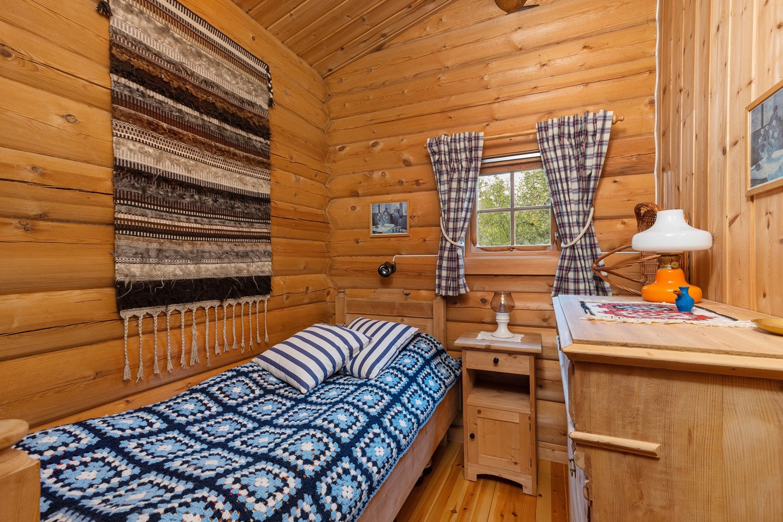 Soverom 2 er i dag innredet med enkeltseng, nattbord og kommode. Galleribilde