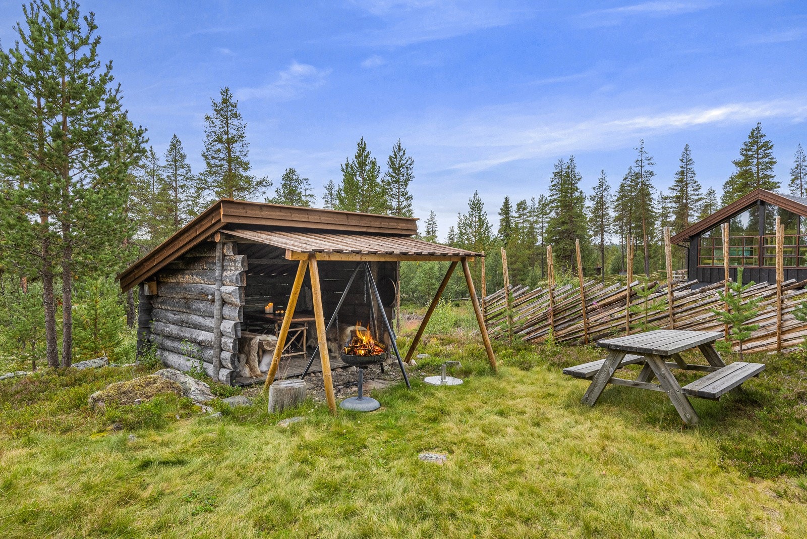 Koselig tun med grillbu - herlig å benytte seg av hele året. Galleribilde