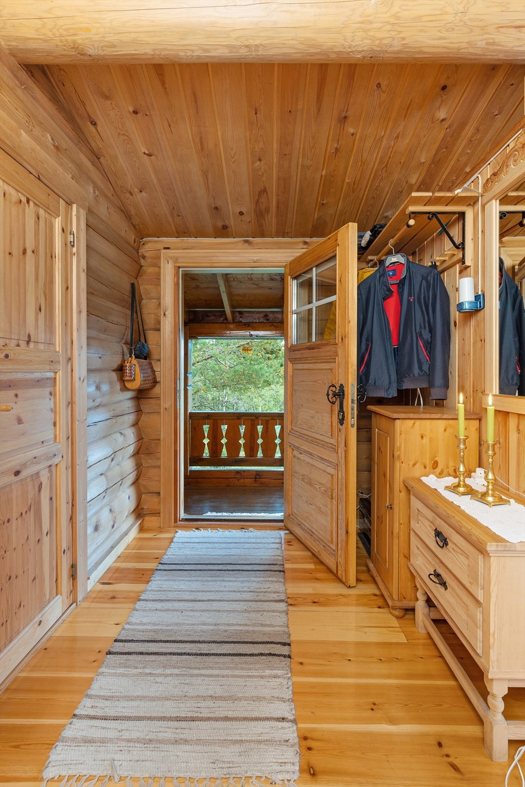 Gangen har god omkledningsplass og rom for garderobeløsninger. Hytta har god takhøyde som bidrar til en luftig romfølelse. Galleribilde