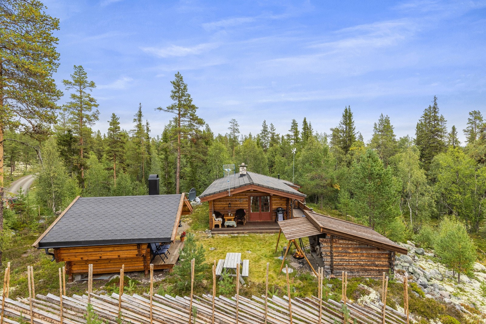 Velkommen til en hyggelig visning i trivelige Gravåsen 12. Hytta selges møblert foruten arv/personlige eiendeler, så her er alt klart for å starte det koselige hyttelivet. Galleribilde