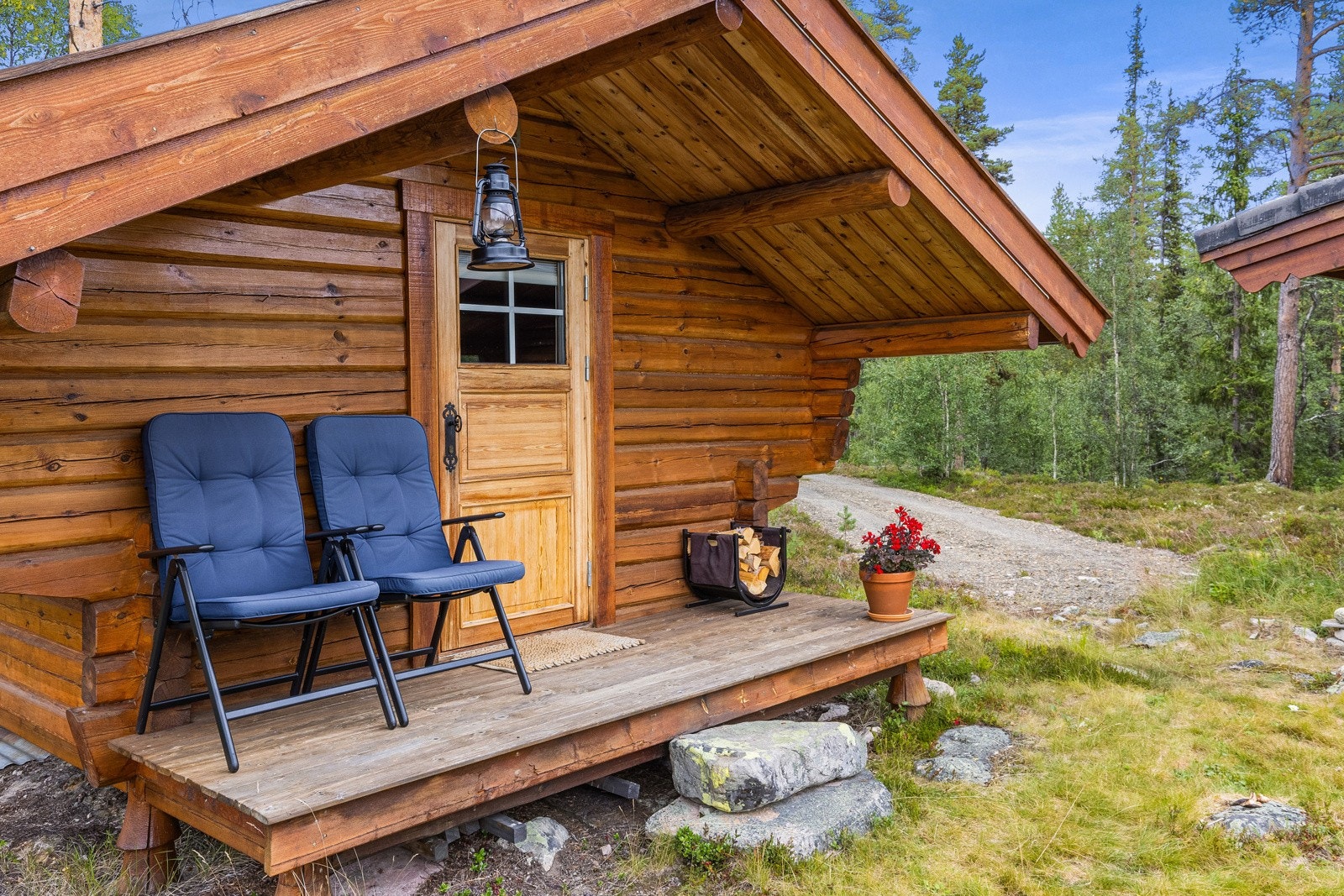 Det fine annekset er også utført i tømmer - også her har selger en trivelig uteplass under tak. Galleribilde