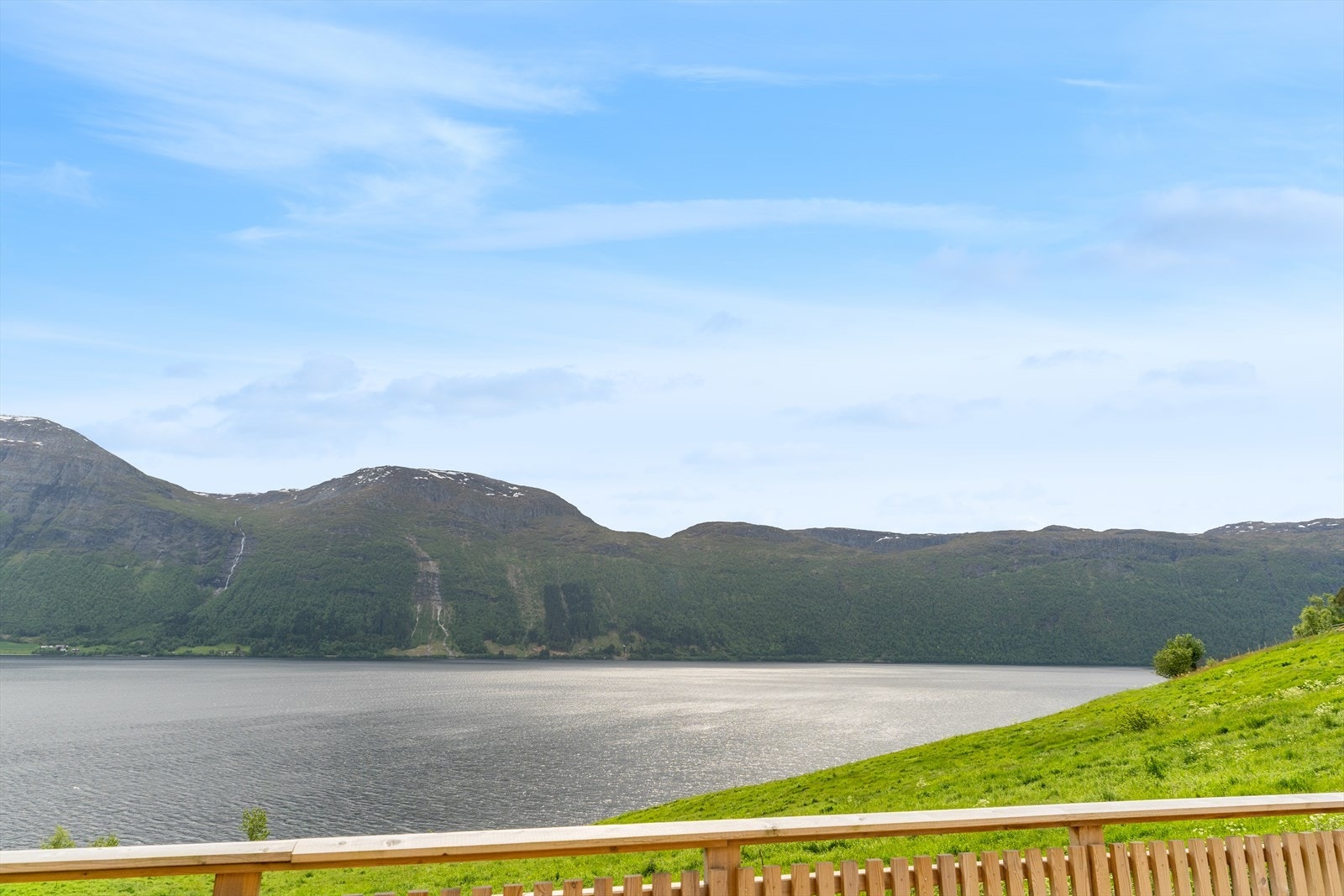 Eventyrleg utsikt mot Hornindalsvatnet og fjellheimen Galleribilde