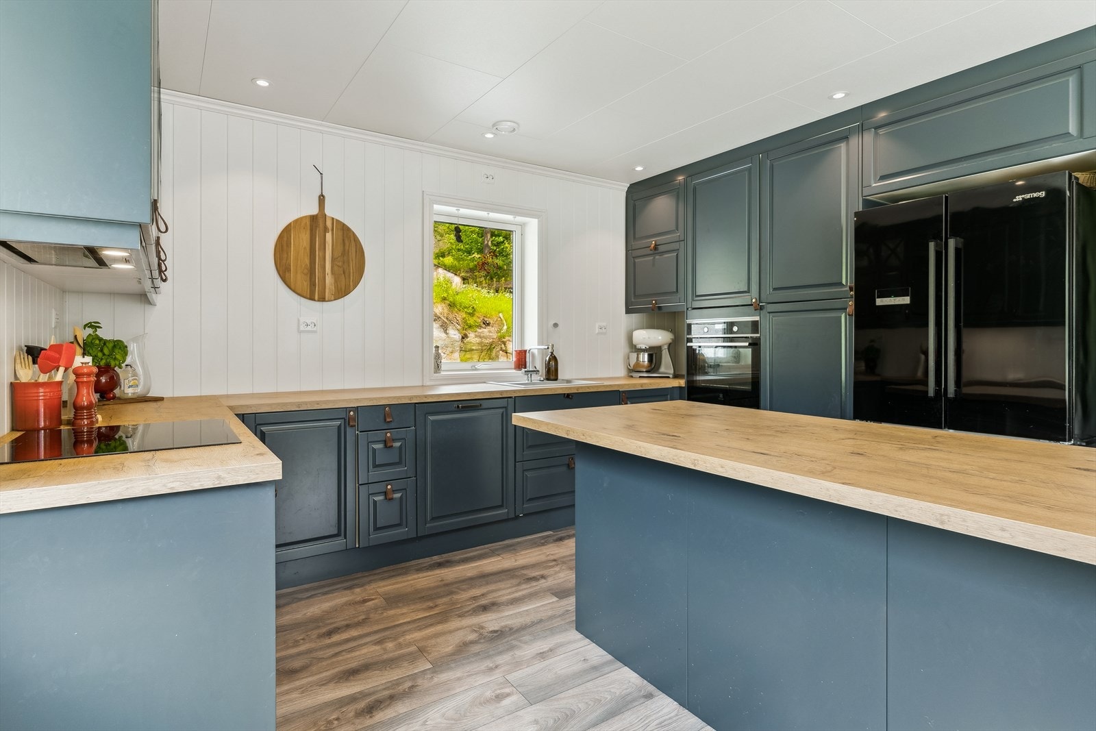 I tillegg til å ha plass for kjøkkenbord er det overheng på kjøkkenøya som gir deg plass for krakkar - sosialt og kjekt å sitje her med familie og venner. Galleribilde