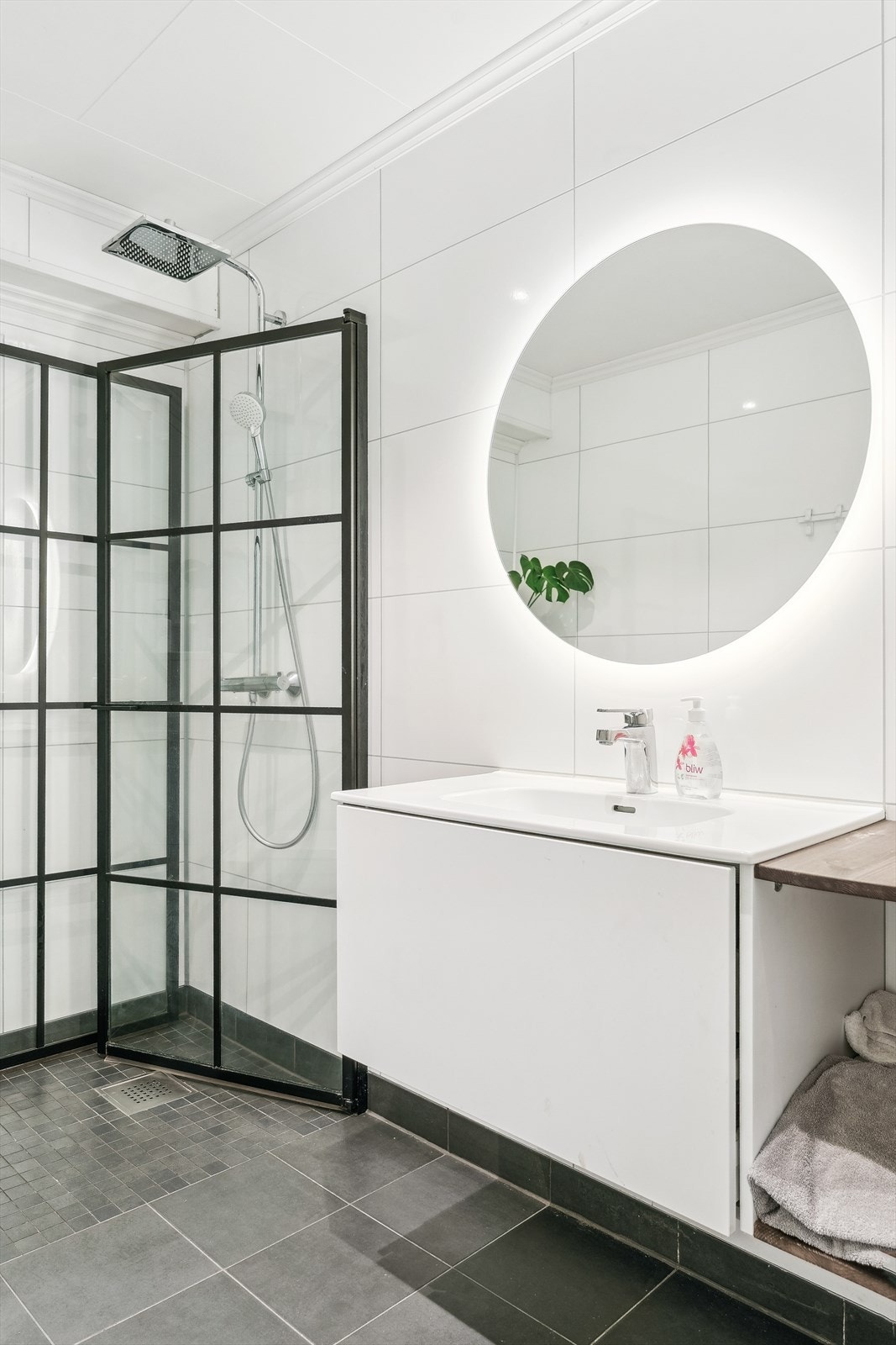 Det er flis på golv med varmekablar og baderomsplater på vegg Galleribilde