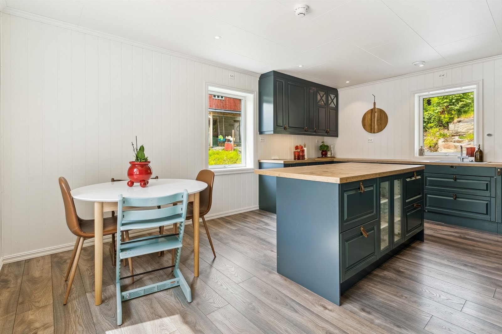 Kjøkkenet er romsleg og har ei flott kjøkkeninnreiing med profilerte frontar frå Epoq. Galleribilde