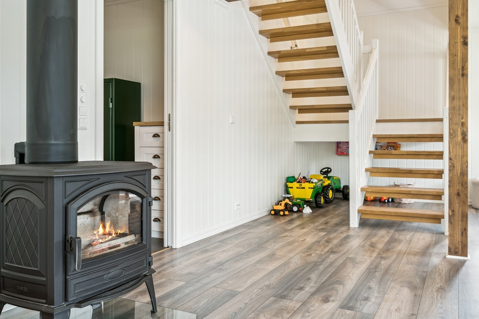 Trapp til loftetasje er plassert i stova - dette gir ein perfekt leikeplass for dei minste Galleribilde