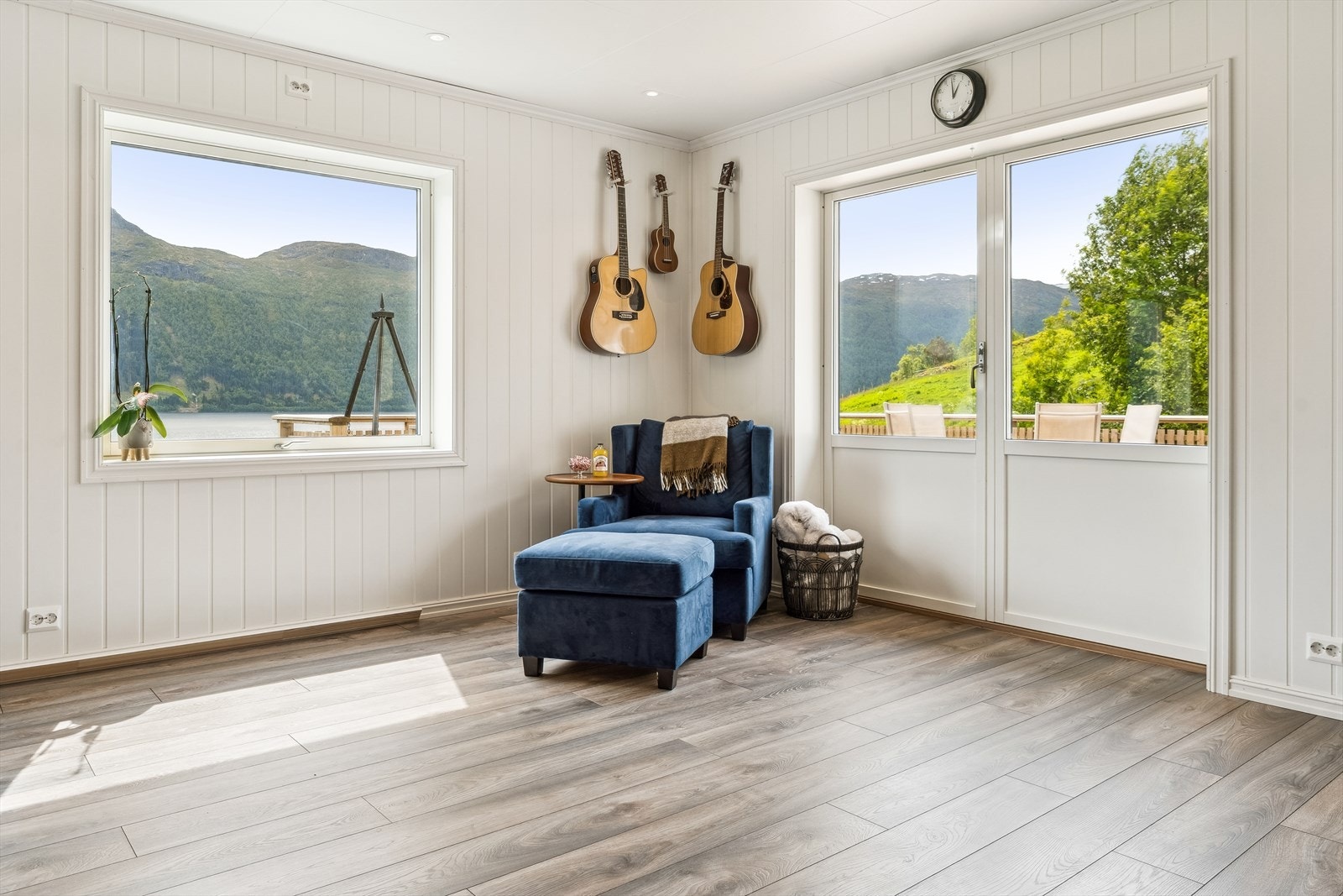 Her er det nydelig å sitje å ta inn det nydelige miljøet utom vindauga.
Du kjem også ut til terrasse frå stova, gjenom doble balkongdører. Galleribilde