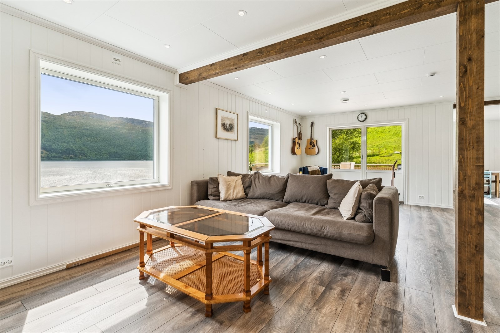 Vidare innover kjem du til ei lys og innbydande stove med fleire vindaugsflater mot den nydelige naturen Galleribilde