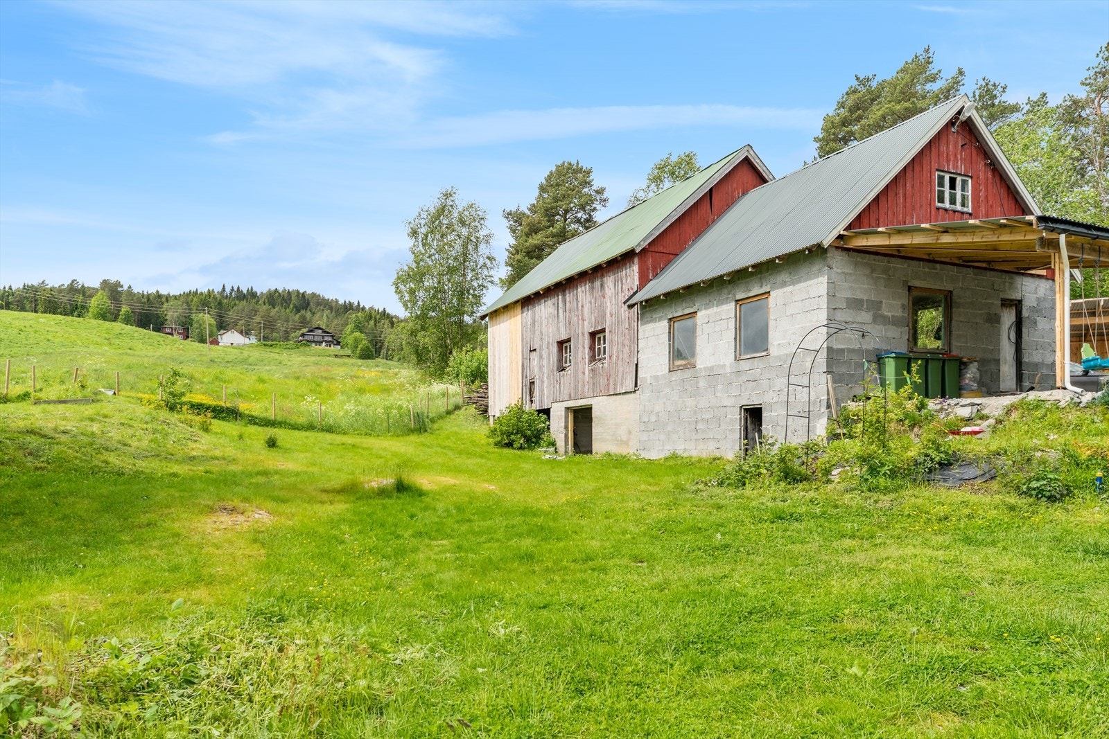 Her ser du hagen frå terrassen Galleribilde