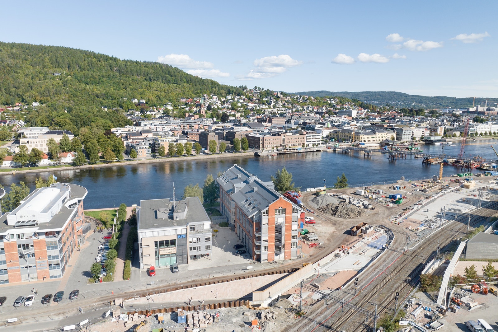 Den nye bybrua og oppgraderingen av Drammen stasjon ferdigstilles høsten 2025. Galleribilde