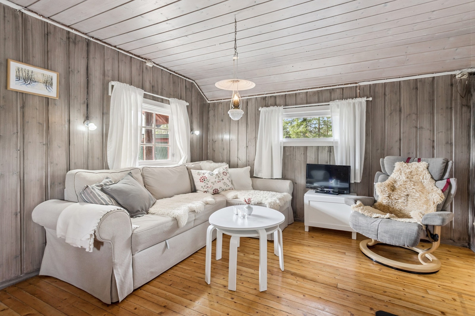 Stuen har god plass til en romslig sofagruppe for avslappende kvelder. Galleribilde