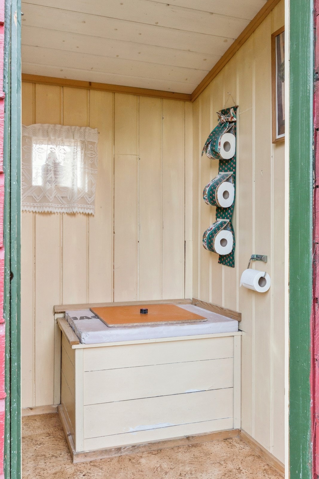 Eiendommen disponerer et separat uthus som inneholder vedskjul og tradisjonell utedo. Galleribilde