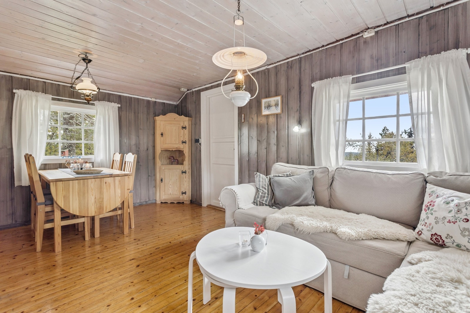 Tradisjonelle panelvegger og koblede vinduer gir en autentisk og varm hyttefølelse. Galleribilde