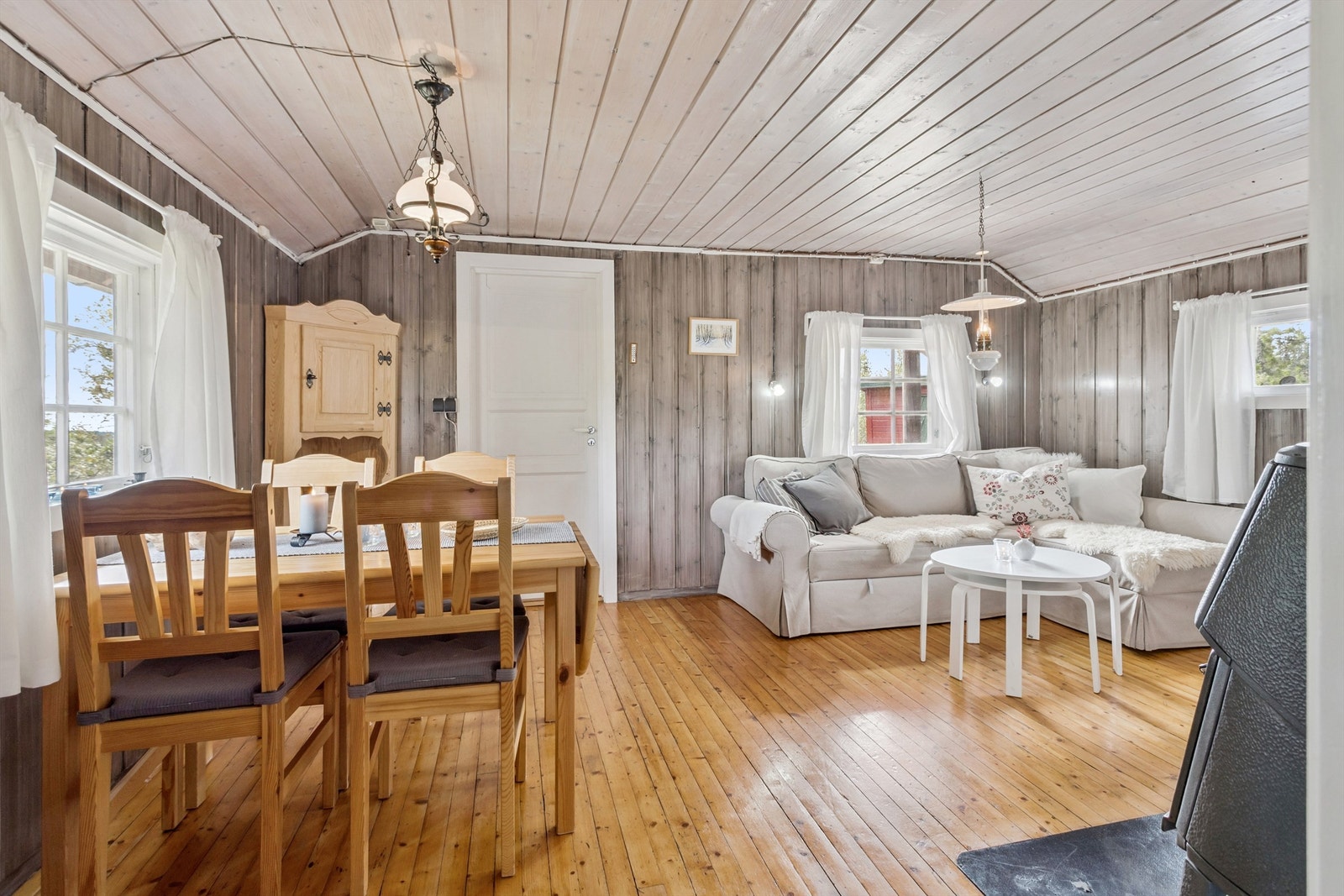 Hyggelig stue med lakkert tregulv og plass til både sofagruppe og spiseplass. Galleribilde