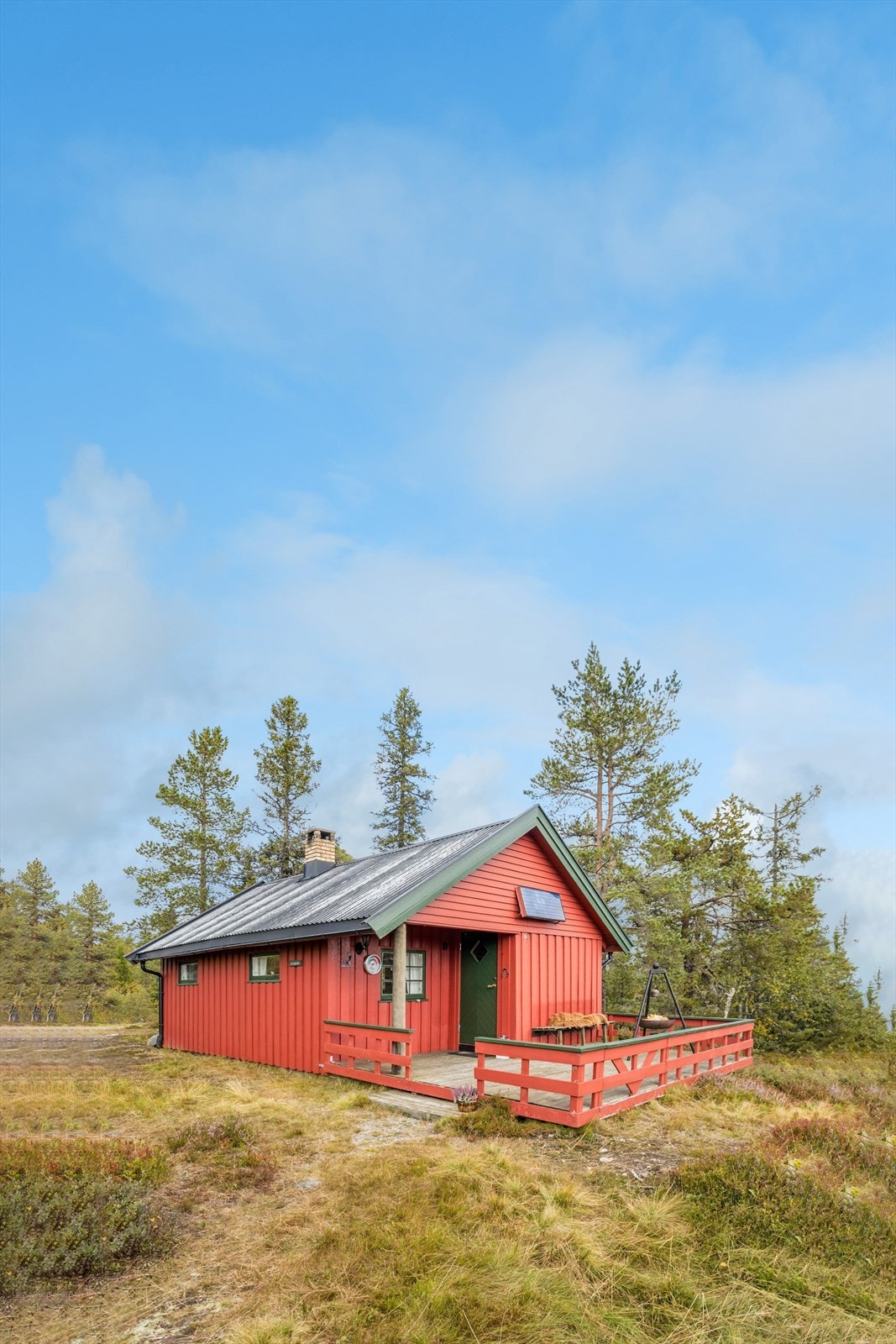 Klassisk hytte med sørvendt inngangsparti og solcellepanel for enkel strømforsyning. Galleribilde