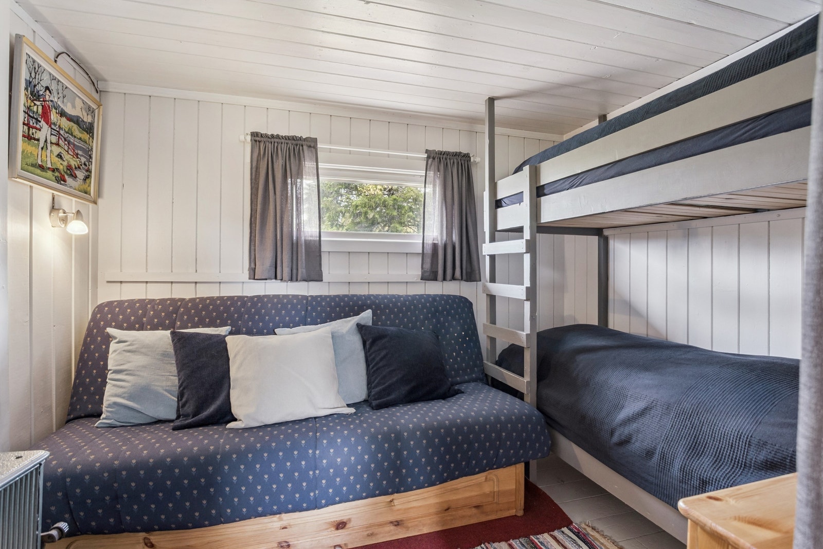 Soverom med plassbygget køyeseng og vedovn. Galleribilde