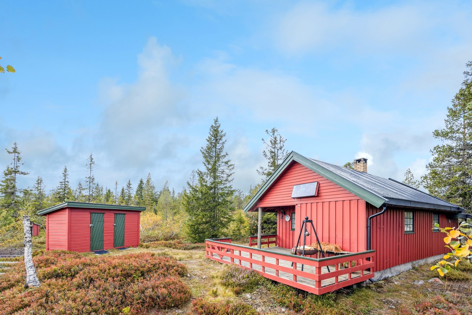 Velkommen til en sjarmerende fritidsbolig i naturskjønne og usjenerte omgivelser. Galleribilde
