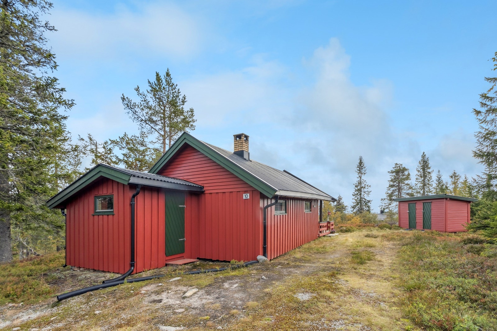 Praktisk utvendig bod med egen inngang for enkel lagring av utstyr. Galleribilde