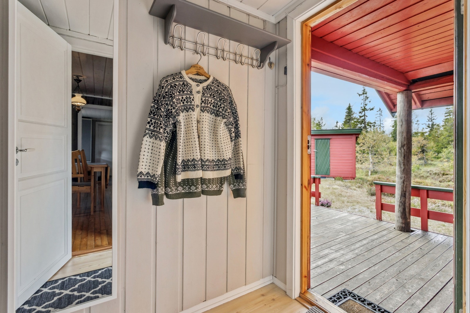 Vindfanget gir en hyggelig velkomst og har plass til å henge fra seg. Galleribilde