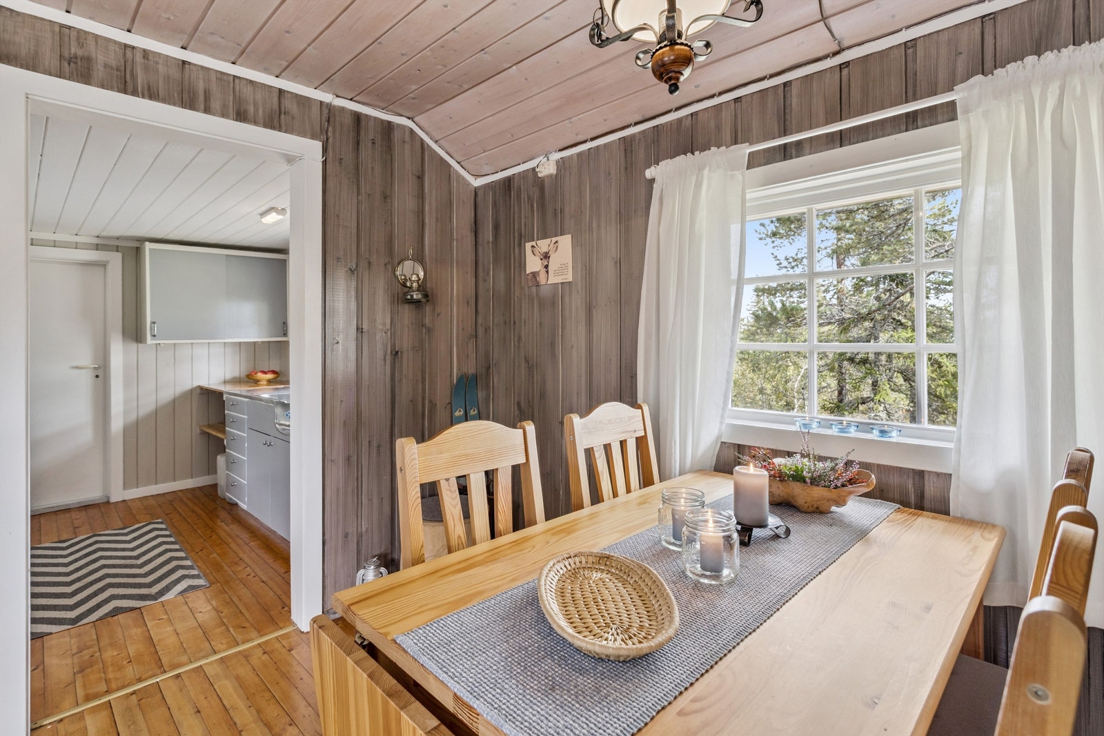 Spiseplassen er et trivelig samlingspunkt med adkomst inn til kjøkkenet. Galleribilde