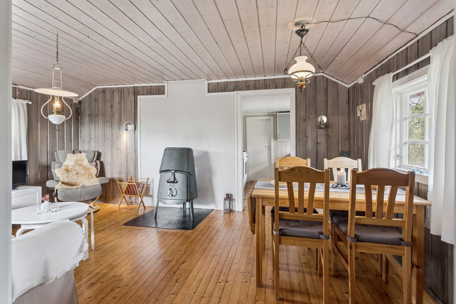 Vedovnen i stuen sørger for lun varme og ekte hytteatmosfære. Galleribilde