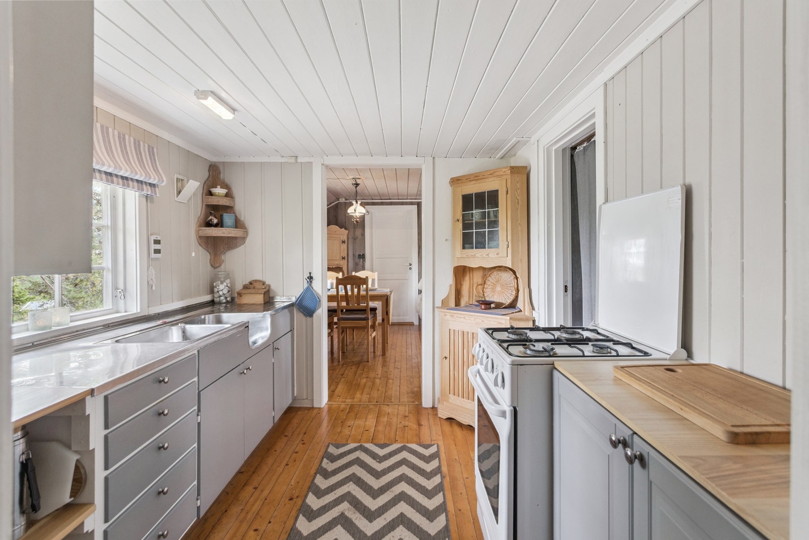 Kjøkkenet har god benkeplass og gode oppbevaringsmuligheter i underskap og skuffer. Galleribilde