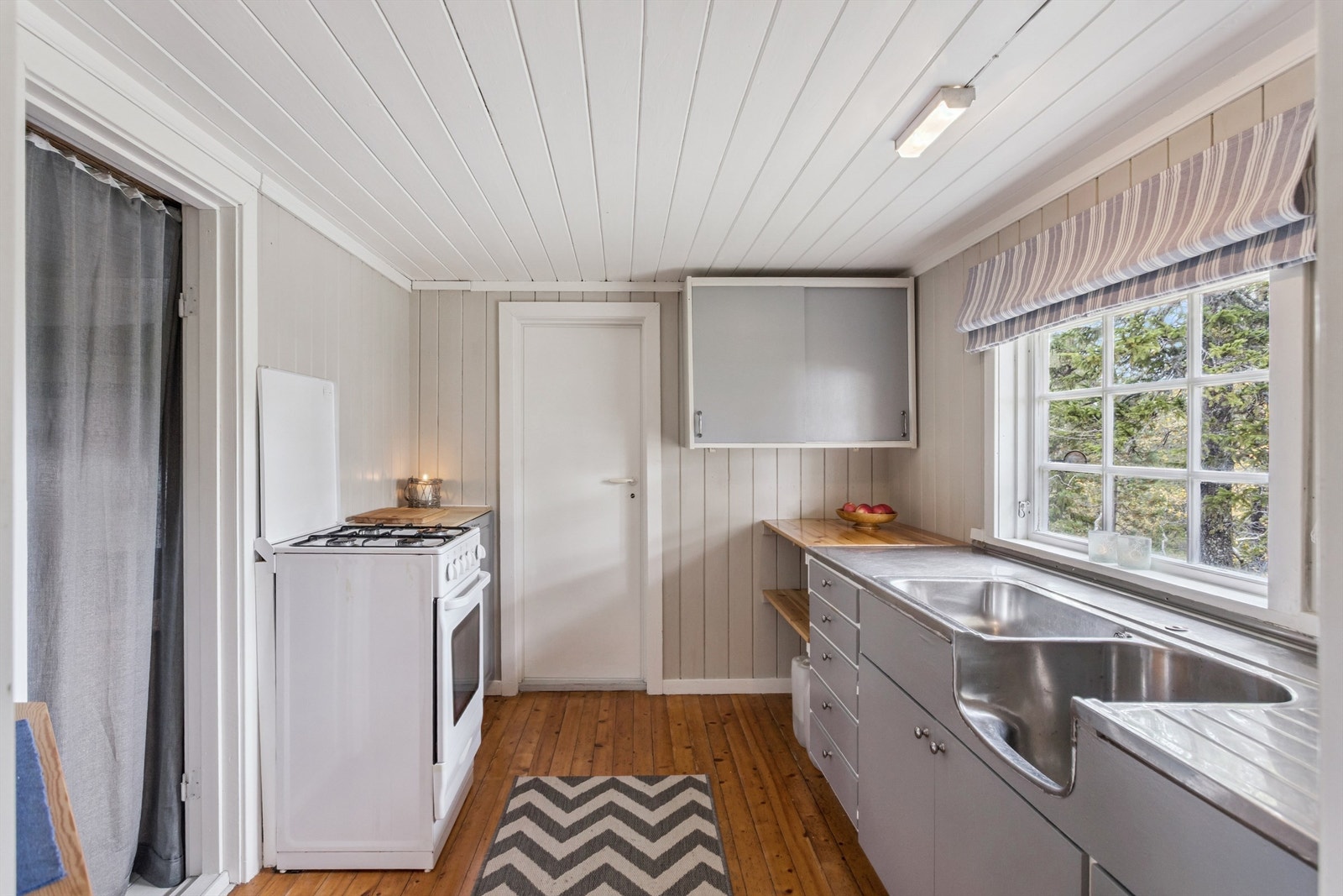 Kjøkkenet er utstyrt med en frittstående gasskomfyr for enkel matlaging. Galleribilde