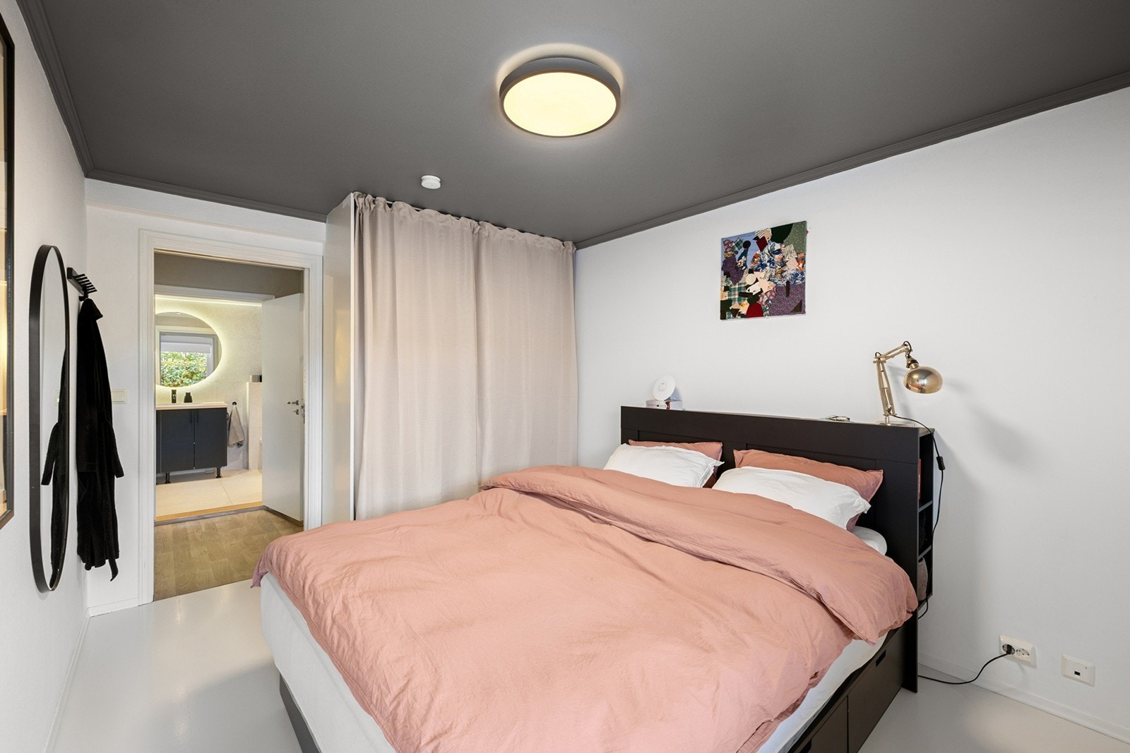 Soverommet er utstyrt med praktisk garderobeløsning bak gardin for effektiv oppbevaring. Galleribilde