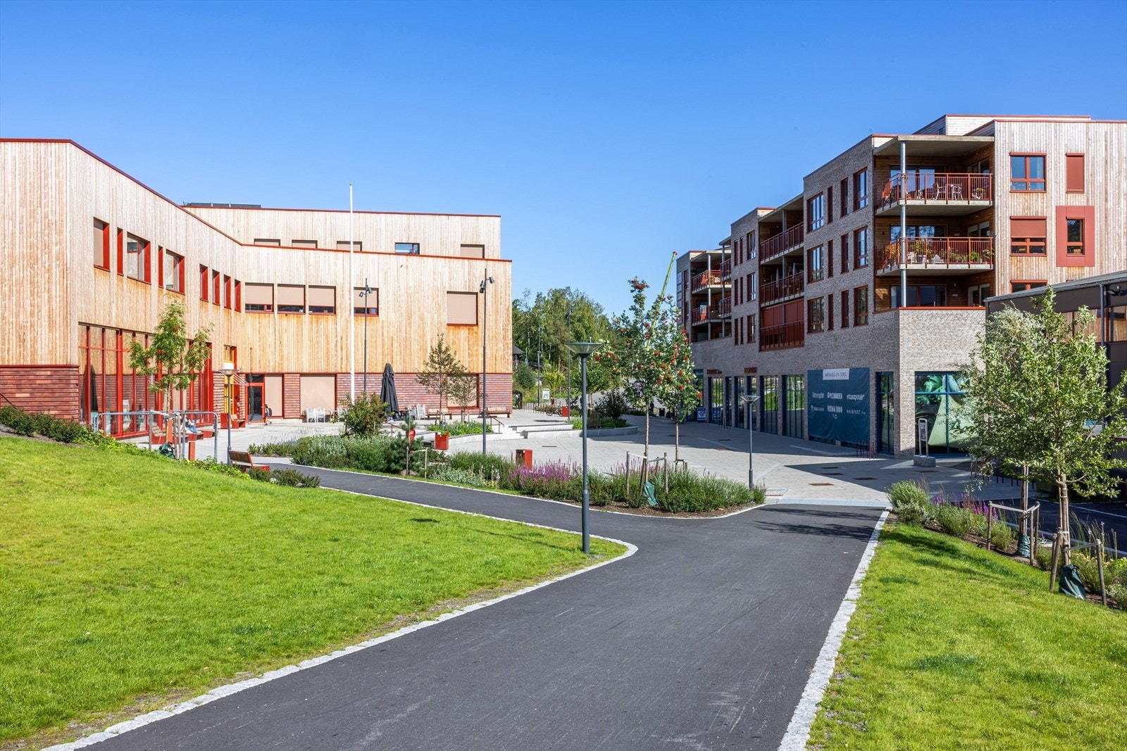 Marikollen Torg kan friste med kafé, matbutikk, apotek og andre flotte butikker. Galleribilde