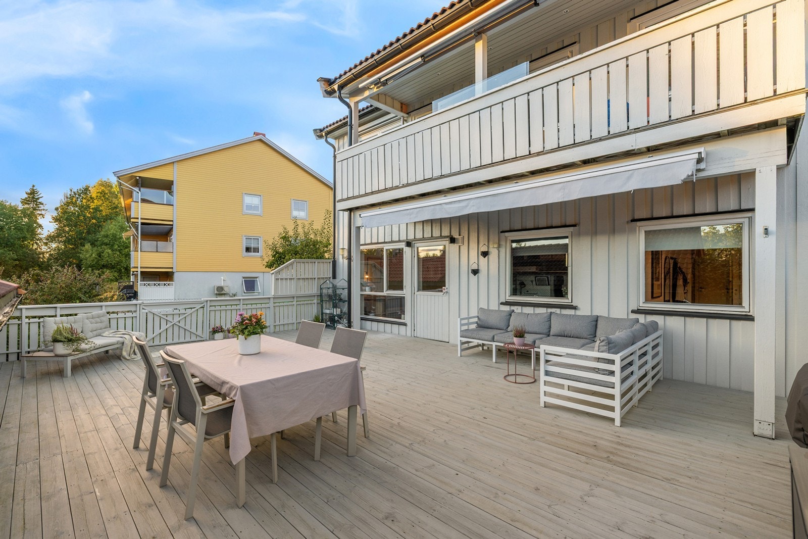 Den romslige terrassen på hele 65 kvm gir rikelig med plass til både spisegruppe, loungeområde og grill. Galleribilde