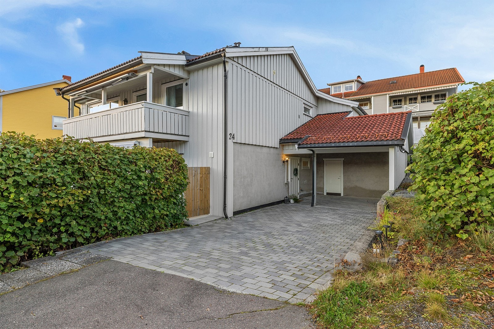 Parkering i carport tilknyttet boligen og ved inngangspartiet. Det er også biloppstillingsplass i front av carporten. Galleribilde