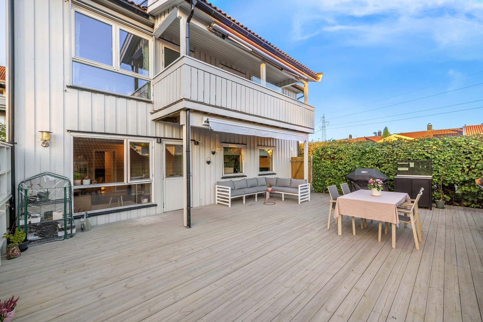 Terrassen er skjermet med gjerde og hekk, som gir en privat atmosfære, samtidig som det er enkelt å innrede etter egne behov. Galleribilde