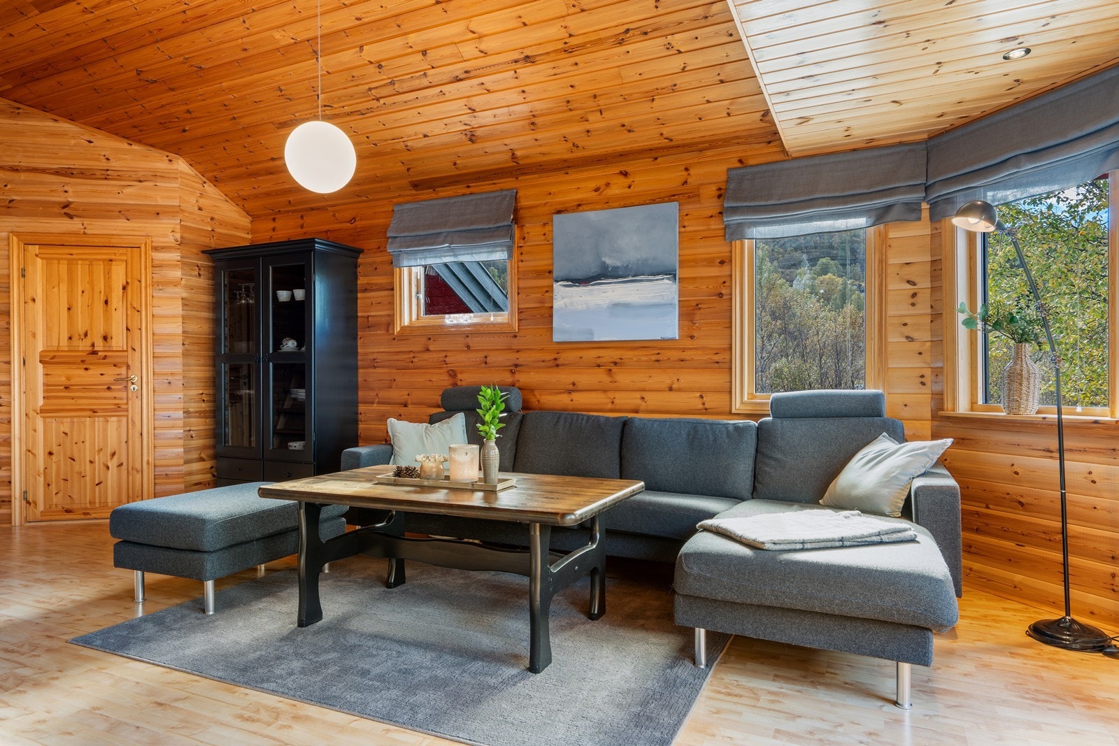 Utstrakt bruk av panel gir en lun atmosfære. Galleribilde