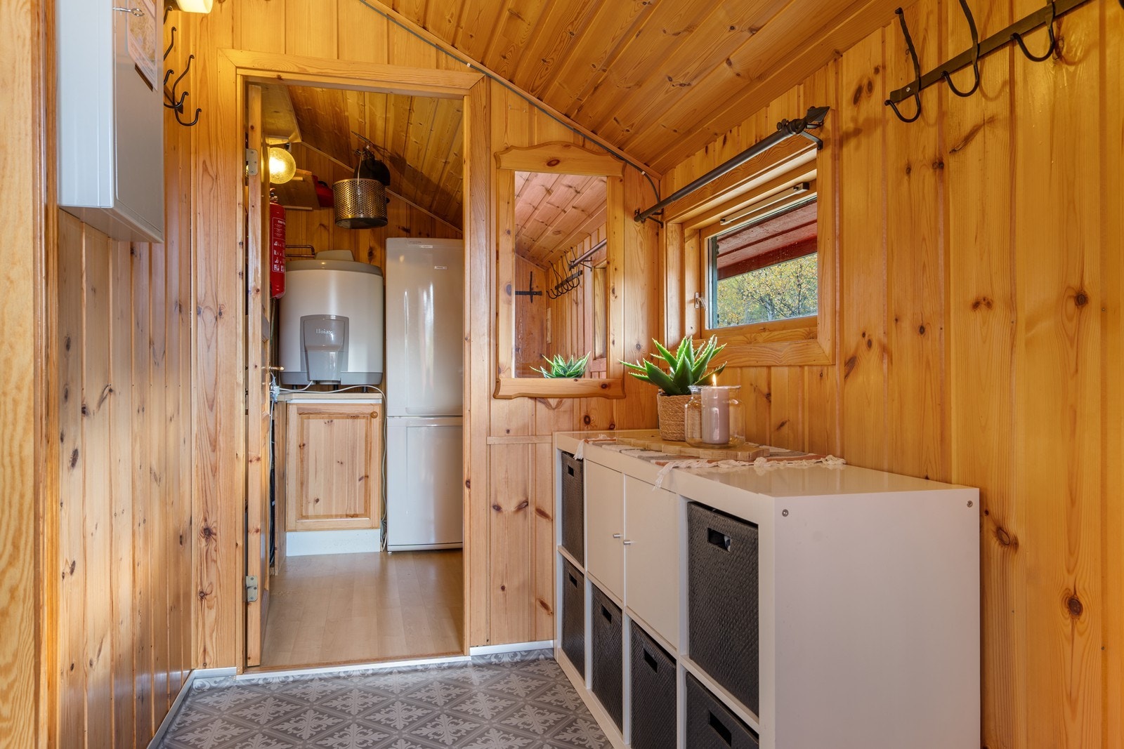 Entréen gir et fint førsteinntrykk! Adkomst til romslig bod. Galleribilde